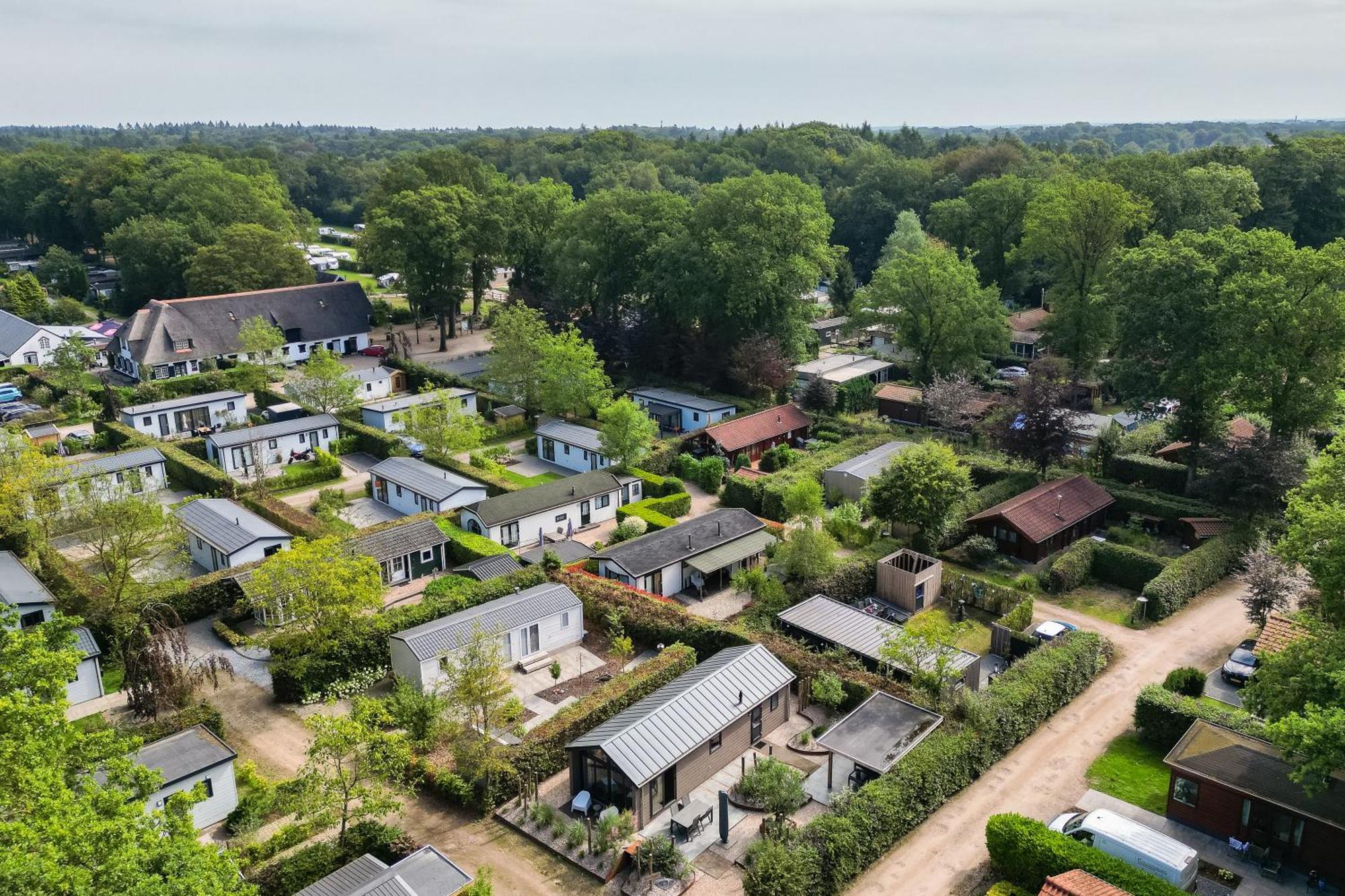 Modern Ingericht Chalet Op Groen Park Op De Veluwe Эпе Экстерьер фото